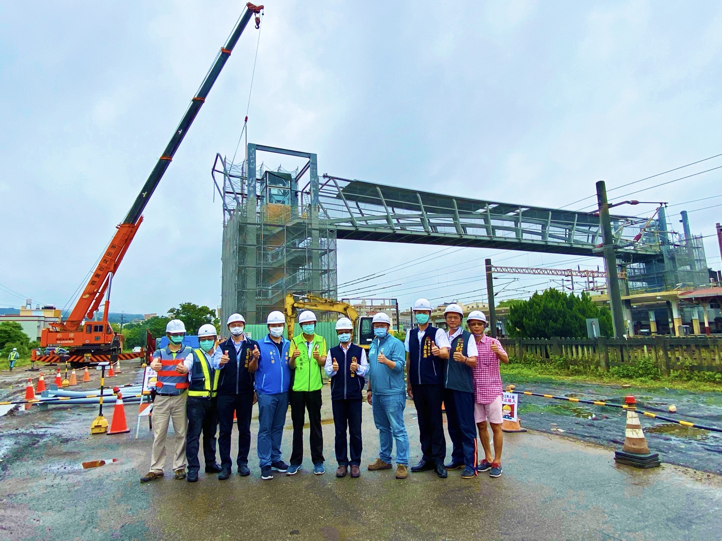 大甲車站人行跨越橋吊裝完成　預計7月底完工。(記者林志強翻攝)